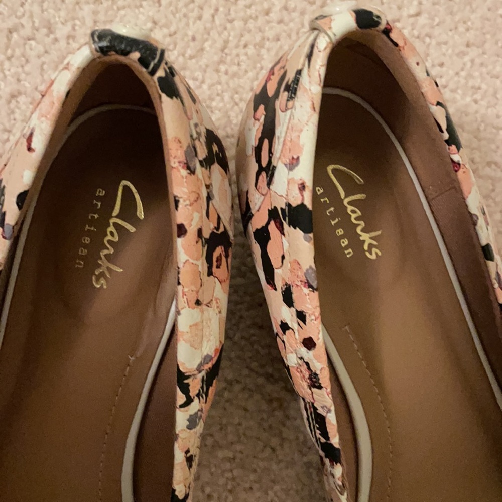 Clarks Artisan Women’s Floral Pumps - Picture 2 of 3